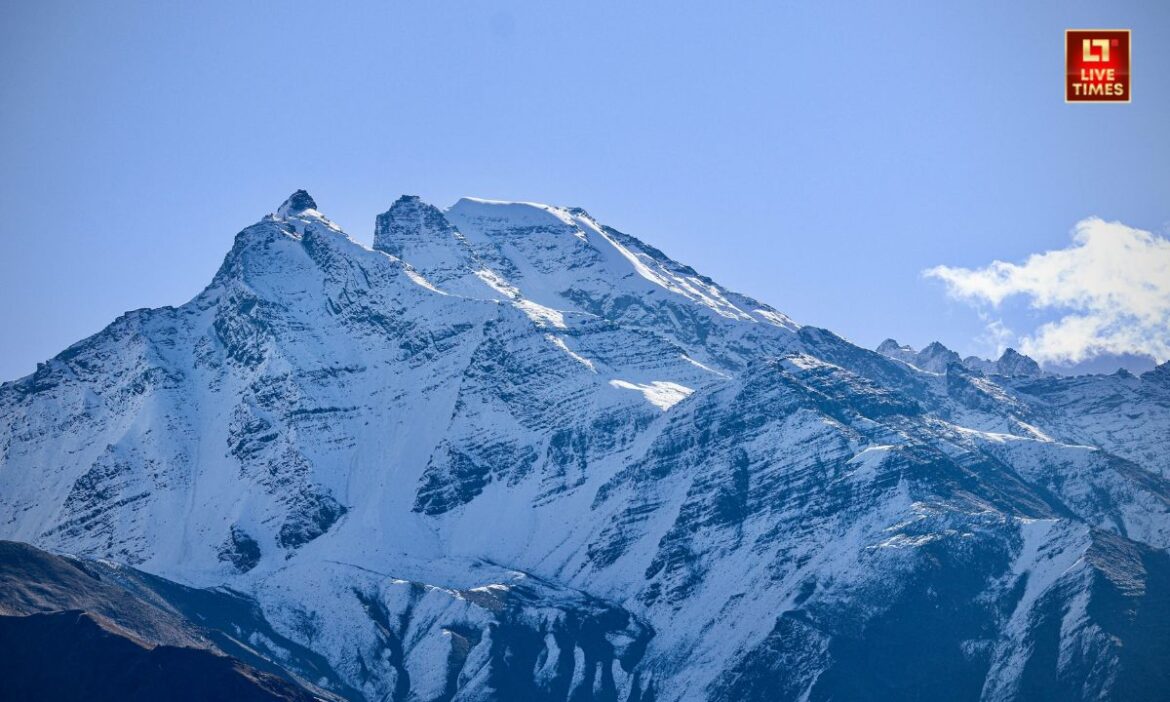 Tourist Places in India: गर्मी का मौसम जैसे ही आता है, लोग शहरों की चिलचिलाती धूप और उमस से बचने के लिए पहाड़ों की ओर रुख करते हैं. ज्यादातर पर्यटक गर्मियों की छुट्टियों के लिए जम्मू और कश्मीर को अपनी पहली पसंद मानते हैं, लेकिन भारत में कई अन्य स्थान भी हैं जो अपनी ठंडी जलवायु, प्राकृतिक सुंदरता और शांतिपूर्ण वातावरण के कारण छुट्टियों के लिए एक बेहतरीन विकल्प हो सकते हैं.