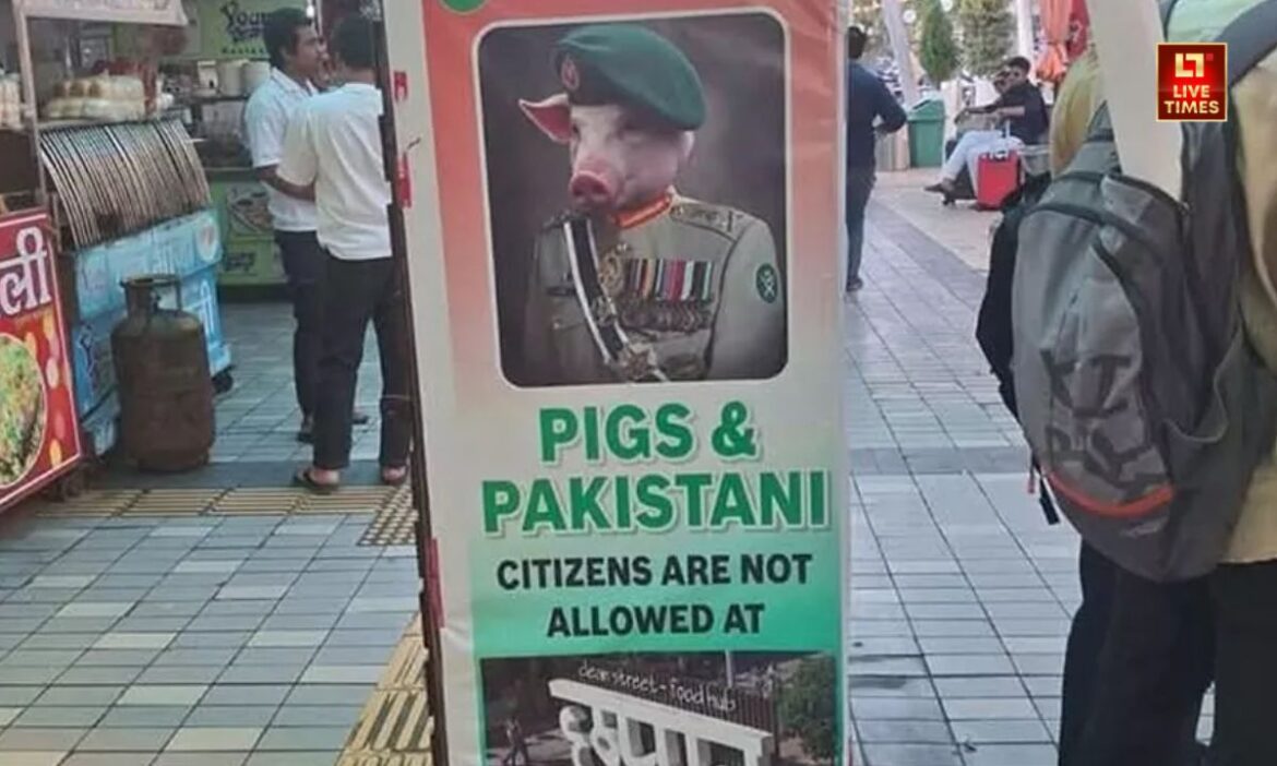 KASHMIR TERROR ATTACK: कश्मीर में हुए आतंकी हमले ने कई घरों के चिराग भूझा दिए. जहां एक तरफ सरकार ने कई अहम फैसले लिए तो वहीं दूसरी तरफ जनता में भी आक्रोश फैला हुआ है. हर किसी ने अपने तरीके से इस हमले की निंदा की. किसी ने ट्वीट किया तो किसी ने कैंडल मार्च निकाली. इसी के चलते मध्यप्रदेश में भी निंदा करने का एक अनोखा अंदाज देखा गया.