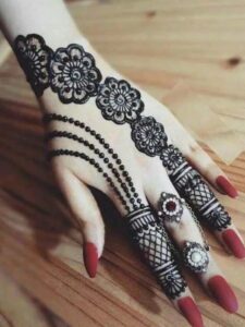 सबसे ज्यादा ट्रेंड करने वाले ये हैं हिना के ये डिजाइन, लोग करते नहीं थकेंगे मेहंदी की तारीफ