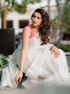 अपने हॉट लुक्स से पहचान बनाने वाली Akshara Gowda ने शिफॉन साड़ी में दिखाया शानदार हेयरस्टाइल