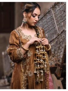 If you want to impress with a Punjabi look, then try this trendy paranda on your hairstyles