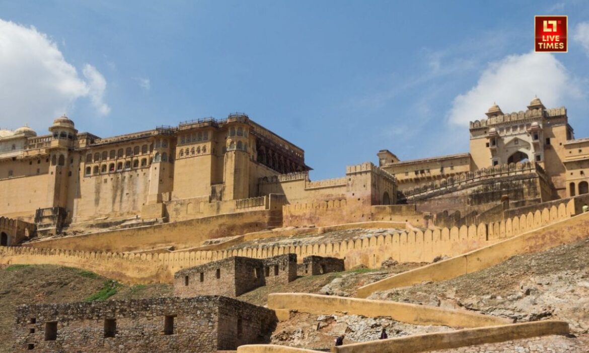 Mysterious forts of India: भारत के ये रहस्यमयी और ऐतिहासिक किले केवल दर्शनीय स्थल नहीं हैं, बल्कि ये उन गूढ़ कहानियों, बलिदानों, युद्धों और अद्भुत वास्तुशिल्प का जीवंत उदाहरण हैं जो हमारे इतिहास को गौरवमयी बनाते हैं. यदि आप भी रहस्य और रोमांच की तलाश में हैं, तो इन किलों की यात्रा एक अविस्मरणीय अनुभव साबित हो सकती है.