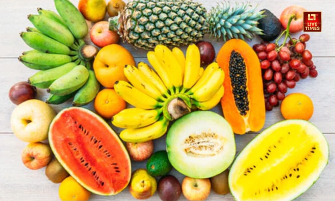 गर्मी के इस मौसम में शरीर को ठंडा और स्वस्थ रखने के लिए इन फलों को अपने दैनिक आहार में शामिल करें. ये न केवल स्वादिष्ट हैं बल्कि सेहत के लिए भी बेहद फायदेमंद हैं. अगर आप भी इस तपती गर्मी से परेशान हैं, तो इन फलों की शीतलता को अपनाकर राहत पा सकते हैं.