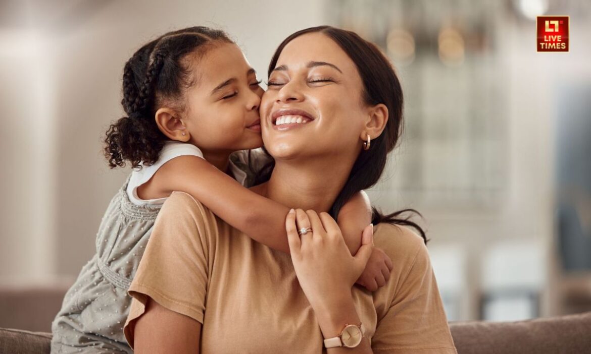 Mother's Day: मदर्स डे पर मां के लिए उपहार चुनना आसान नहीं होता, क्योंकि उनके प्यार की बराबरी कोई चीज नहीं कर सकती. लेकिन जब उपहार में दिल की भावनाएं और विचार हों, तो वह तोहफा मां के चेहरे पर मुस्कान और आंखों में चमक ला सकता है.