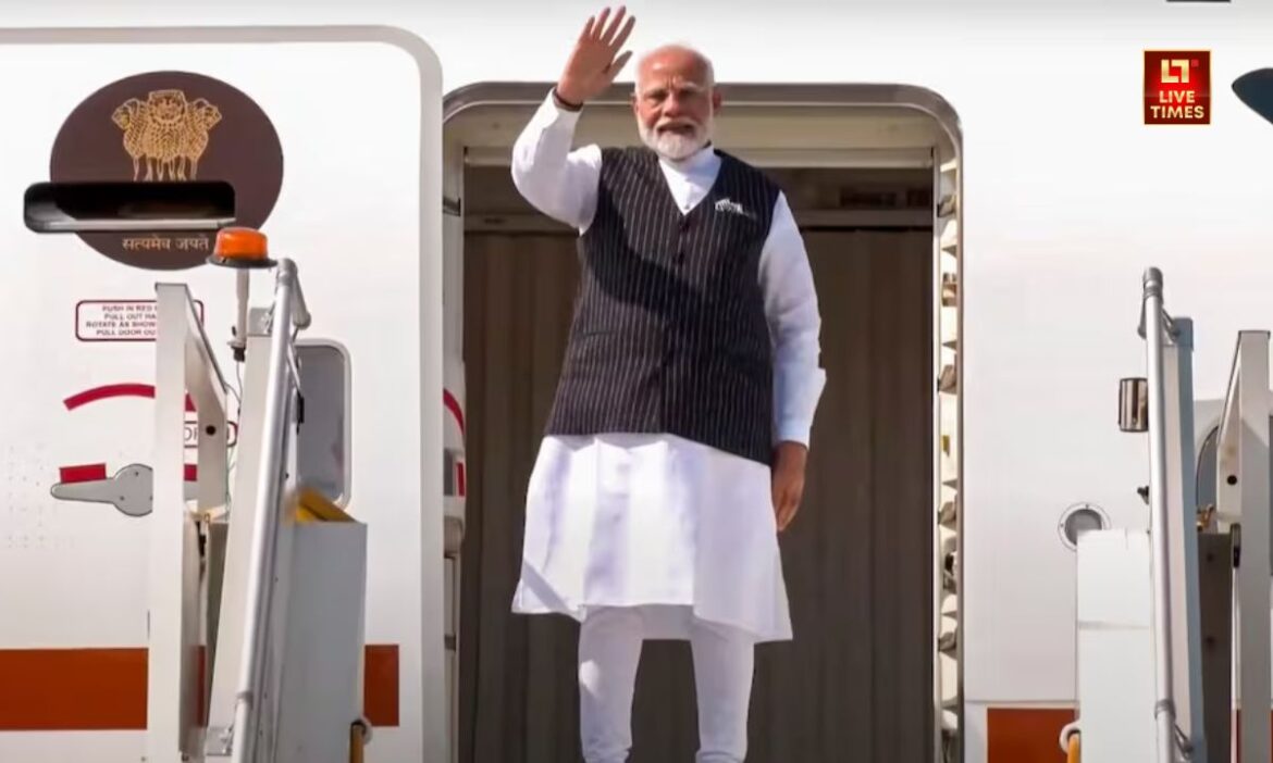 PM Modi In BIMSTEC : BIMSTEC समिट में हिस्सा लेने के लिए प्रधानमंत्री नरेन्द्र मोदी थाईलैंड के दो दिवसीय दौरे के लिए रवाना हो चुके हैं. इस सम्मेलन में थाईलैंड, बांग्लादेश, श्रीलंका, नेपाल, म्यांमार और भूटान के नेता हिस्सा ले रहे हैं.