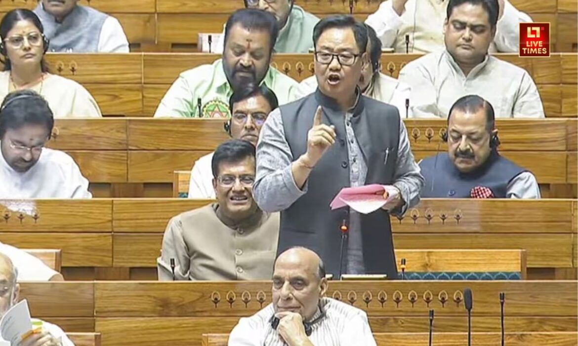 Waqf Bill In Rajya Sabha : वक्फ संशोधन विधेयक को राज्यसभा में पेश कर दिया गया है. राज्यसभा में बहुमत के लिए 118 सांसद चाहिए, NDA के पास 119 सांसद हैं. विपक्ष के पास 85 सांसद हैं.