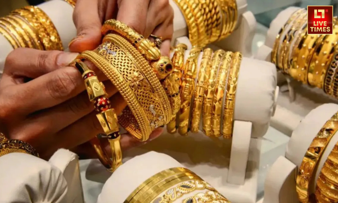 ऑल टाइम हाई पर चल रही सोने की कीमत अब कम हो गई है यानी कि आपके पास अब इसे खरीदने का सुनहरा मौका है.