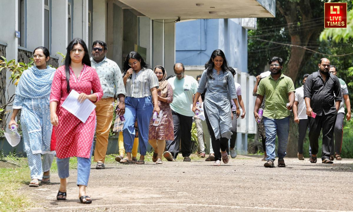 NEET-PG के दो शिफ्ट में होने वाले एग्जाम पर बवाल मचा था. इस मामले में अब सुप्रीम कोर्ट ने बड़ा फैसला दिया है.