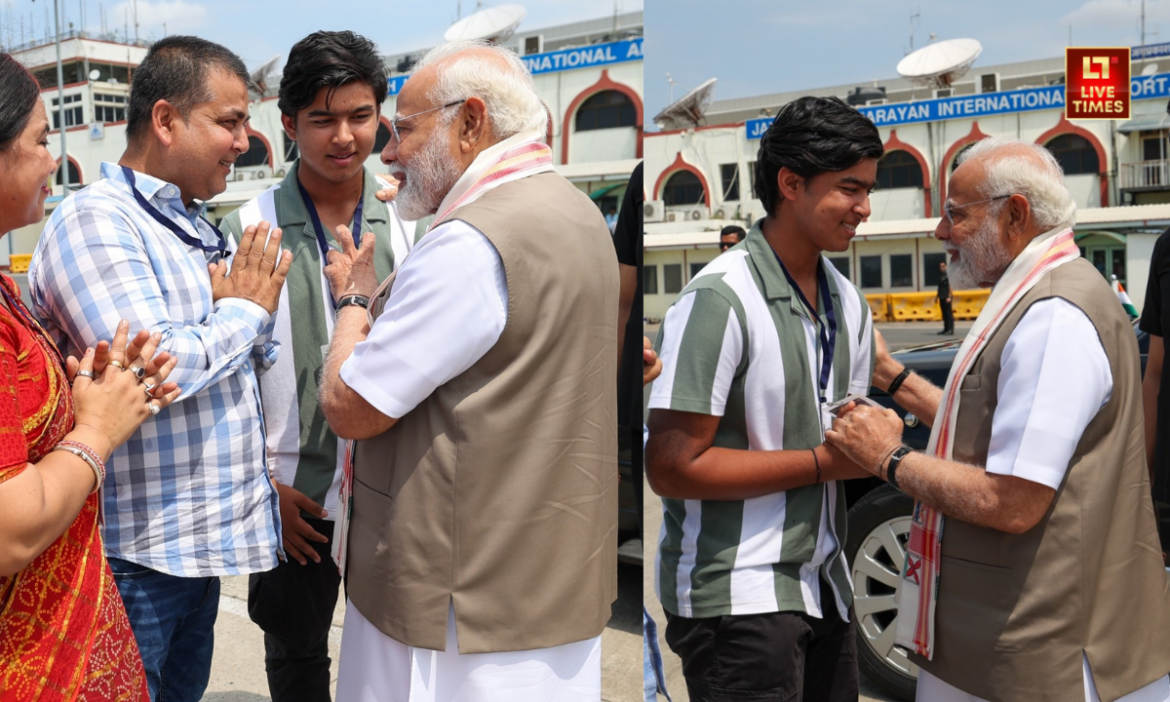 Vaibhav Suryavanshi paid his respects to Prime Minister Modi by touching his feet and receiving blessings