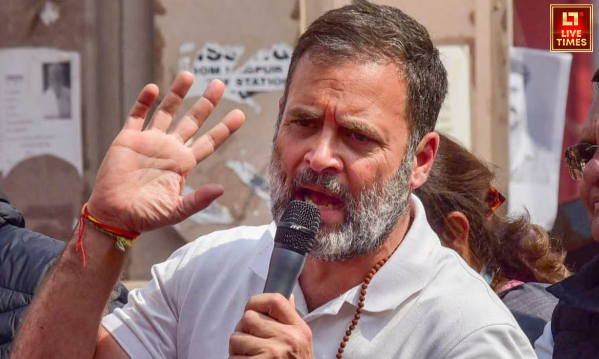 कर्नाटक के विजयनगर इलाके में समर्पण संकल्प रैली में शामिल होने पहुंचे कांग्रेस नेता राहुल गांधी ने बीजेपी पर जमकर निशाना साधा.