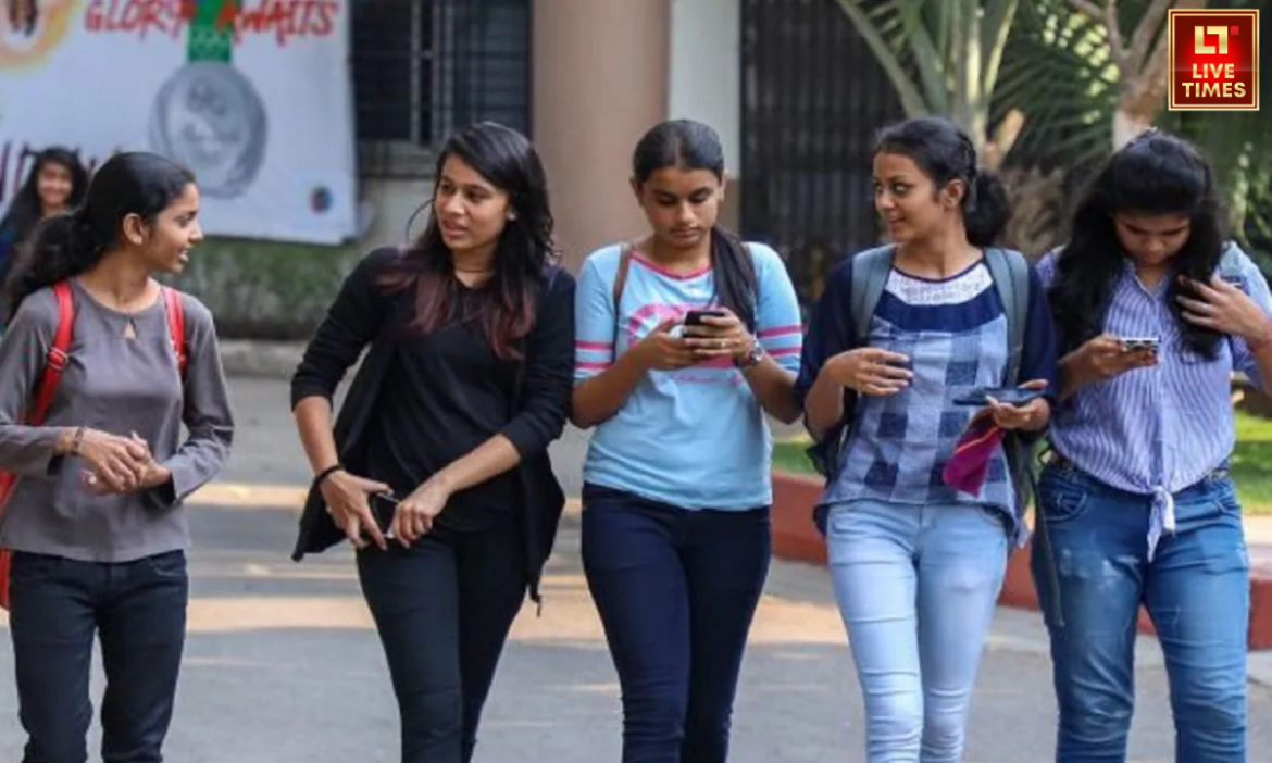 अगर आपको भी बच्चे के करियर या कॉलेज एडमिशन की फिक्र सता रही है तो घबराएं नहीं. हम आपको देश की टॉप 10 यूनिवर्सिटी की जानकारी दे रहे हैं जो शायद आपके लिए काफी मददगार साबित हो.