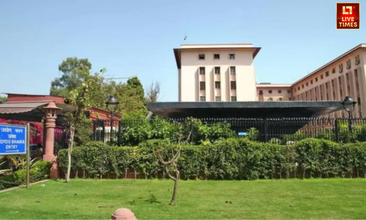 उद्योग भवन को बम से उड़ाने की धमकी मिलने के बाद दिल्ली पुलिस और CISF भी सख्त हो गए.