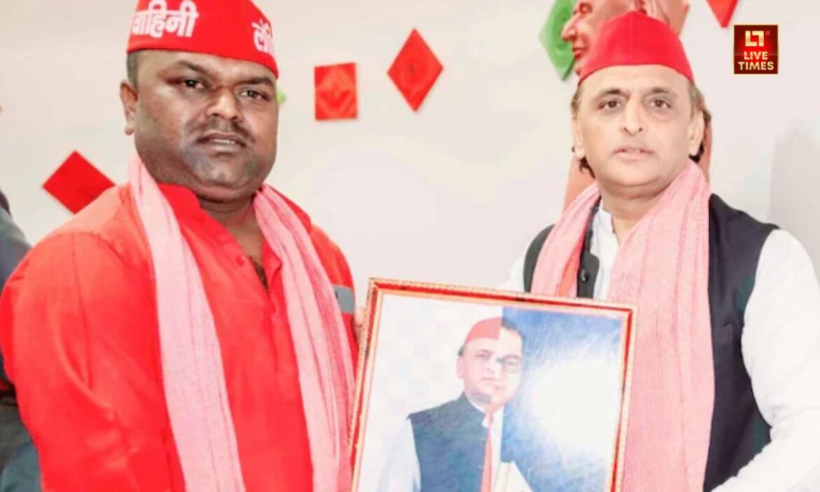 Akhilesh Yadav Poster Controversy