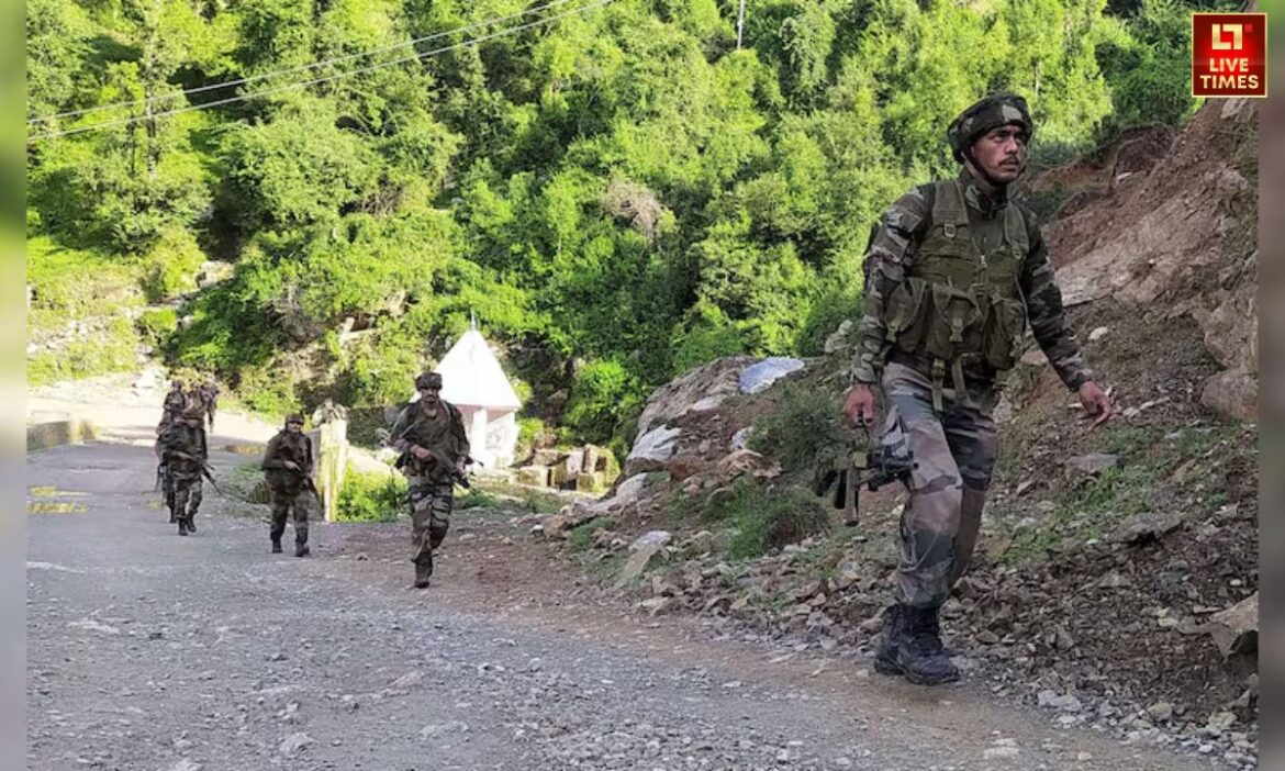 Operation Sindoor: सीजफायर के बाद जम्मू-कश्मीर के त्राल में एक बार फिर गोलियों की गूंज सुनाई दी. सुरक्षाबलों ने समय रहते बड़ी साजिश को नाकाम किया, लेकिन मुठभेड़ अभी भी जारी है.