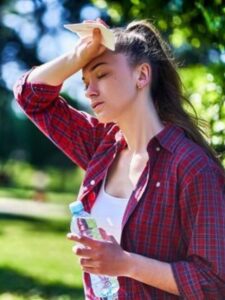 गर्मियों के लिए 6 ट्रेंडी टॉप्स जो दिखे क्लासी और रखे कूल!