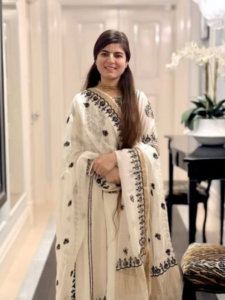 क्यूट दिखने के लिए पहनें Devi Chitralekha जैसे सूट, गर्मियों से मिलेगी छूट