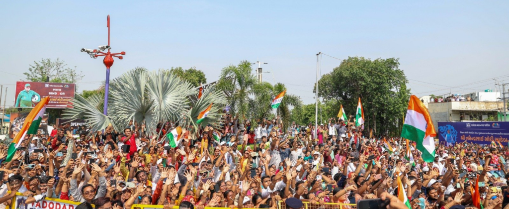 Citizens Welcome Modi in Grand Roadshow 