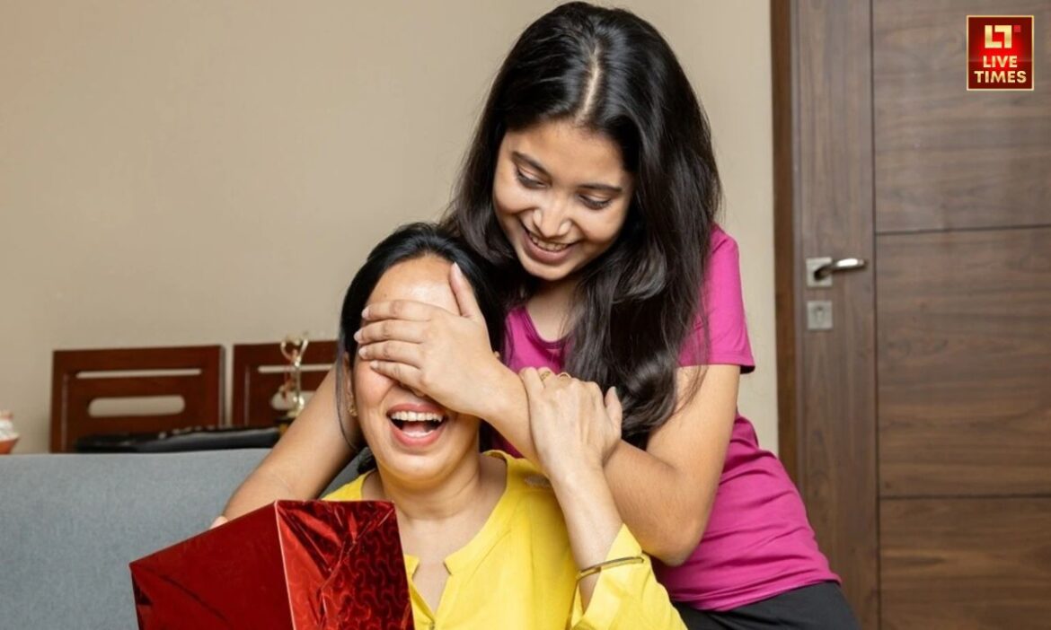 Mother's Day Gift Idea: हर साल मई के दूसरे रविवार को मदर्स डे सेलिब्रेट किया जाता है. वैसे तो मां से हर दिन होता है पर यह दिन सिर्फ मां के लिए समर्पित होता है. मां बच्चे की सबसे पहले दोस्त और सबसे पहली टीचर भी होती है. बच्चे और मां के बीच जन्म से पहले ही रिश्ता बन जाता है और ये हर दिन के साथ बस मजबूत होता जाता है.