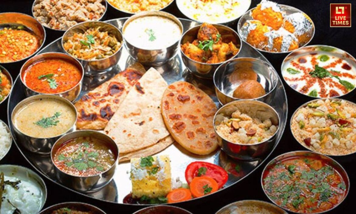 Rajasthani Dishes: अगर आप अपने किचन में कुछ नया और पारंपरिक ट्राई करना चाहते हैं, तो ये पांच राजस्थानी व्यंजन आपके स्वाद और आत्मा दोनों को संतुष्ट कर देंगे. हर डिश में एक कहानी है, एक संस्कृति है- जो हर निवाले में महसूस होती है.