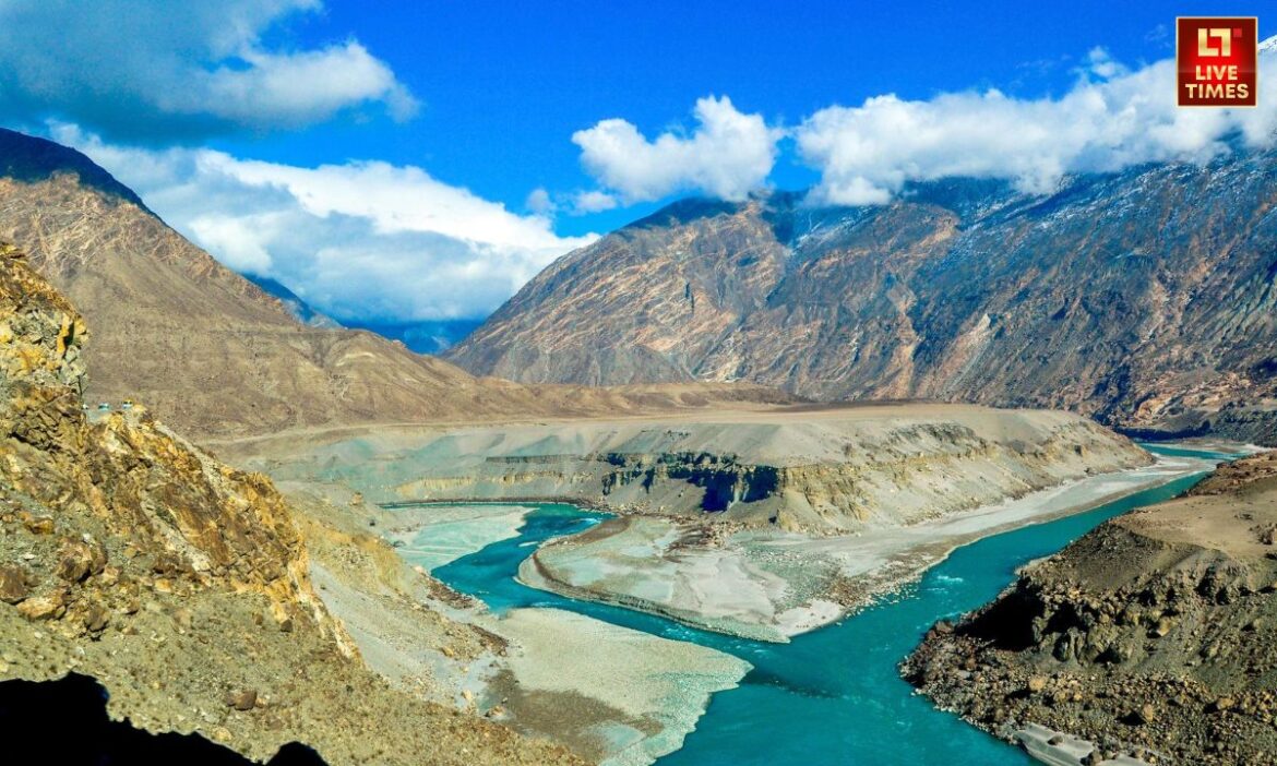 Unknown Facts About Indus River: सिंधु नदी, जो आज पाकिस्तान की जीवनरेखा मानी जाती है, कभी भारत की रग-रग में बहा करती थी. लेकिन इस नदी के पीछे छिपे हैं कई ऐसे रहस्य और ऐतिहासिक मोड़, जो शायद आपने कभी नहीं सुने होंगे. जानिए कैसे एक नदी ने दो देशों की किस्मतें गढ़ दीं- और क्यों आज भी इसकी धार से जुड़ी है करोड़ों जिंदगियों की सांस.