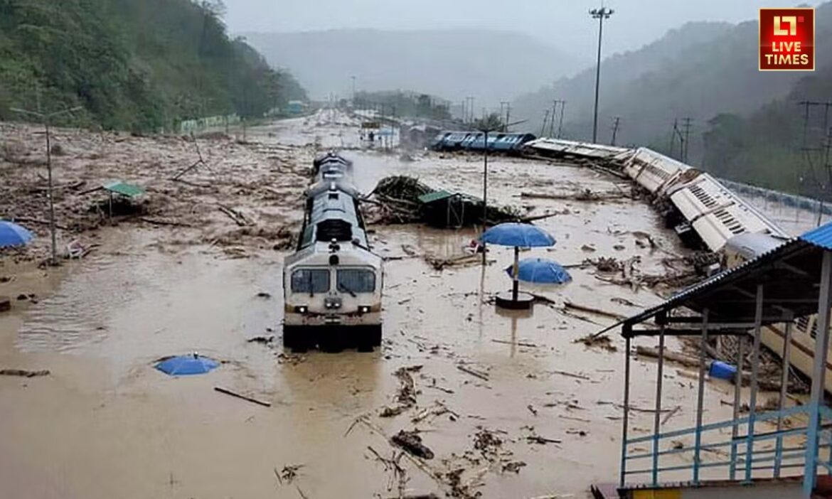 असम में सात नदियां खतरे के निशान से ऊपर बह रही हैं और राज्य में कई जिले बाढ़ की चपेट में हैं. सरकार ने इस स्थिति को देखते हुए राहत शिविर बनाए हैं.