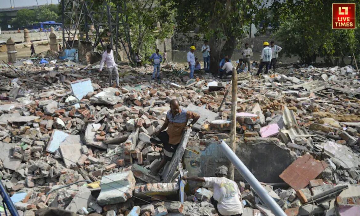 दिल्ली की सीएम रेखा गुप्ता ने कहा है कि दिल्ली में झुग्गी-झोपड़ी टूटने की अफवाह फैलाने वाले लोगों पर कड़ी कार्रवाई की जाएगी.