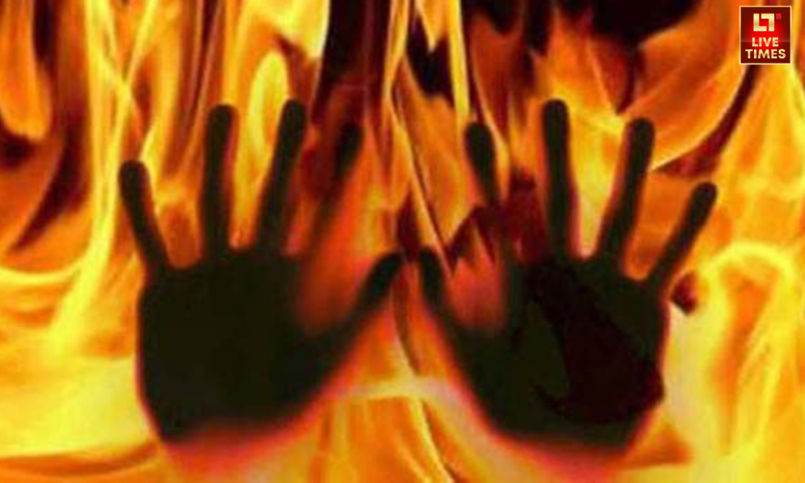 मायानगरी मुंबई में एक पत्नी को जलाने का मामला सामने आया है. इस मामले पर सोशल मीडिया यूजर्स भी भड़के हुए हैं.