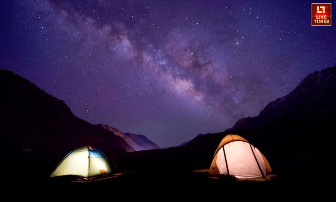 Best Stargazing Camping Destination: चाहे आप पहाड़ों में हों, रेगिस्तान में या जंगलों के बीच, इन 5 जगहों पर तारों को निहारते हुए कैंपिंग करना एक अलग ही आनंद देता है.