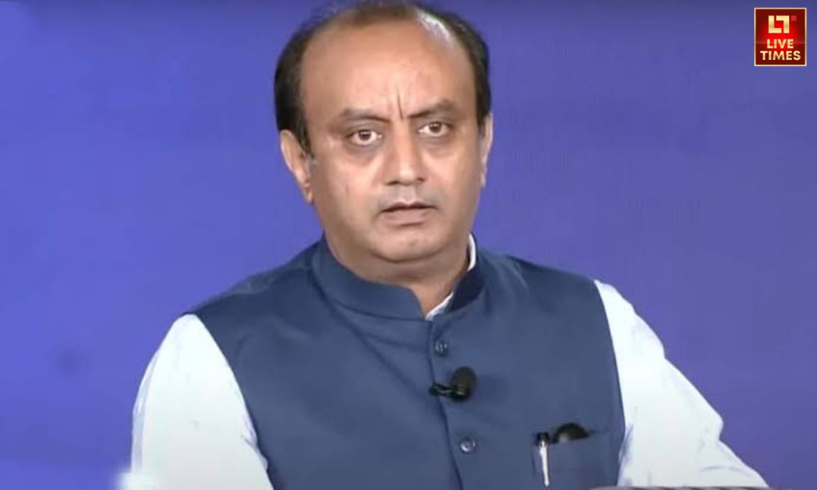 ऑपरेशन सिंदूर के बाद अब देश में सियासी पारा चढ़ा हुआ है. जहां विपक्ष ने पार्लियामेंट के स्पेशल सेशन की मांग कर दी है तो वहीं राहुल गांधी ने भी पीएम मोदी को घेरा है. राहुल के वार पर अब बीजेपी नेता सुधांशु त्रिवेदी ने पलटवार किया है.