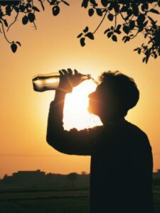 हीटवेव से बचाव मुश्किल नहीं, बस थोड़ी समझदारी और सही आदतें अपनाएं. शरीर को ठंडा रखें, खुद को सुरक्षित रखें. गर्मी को हराएं स्मार्ट तरीके से!