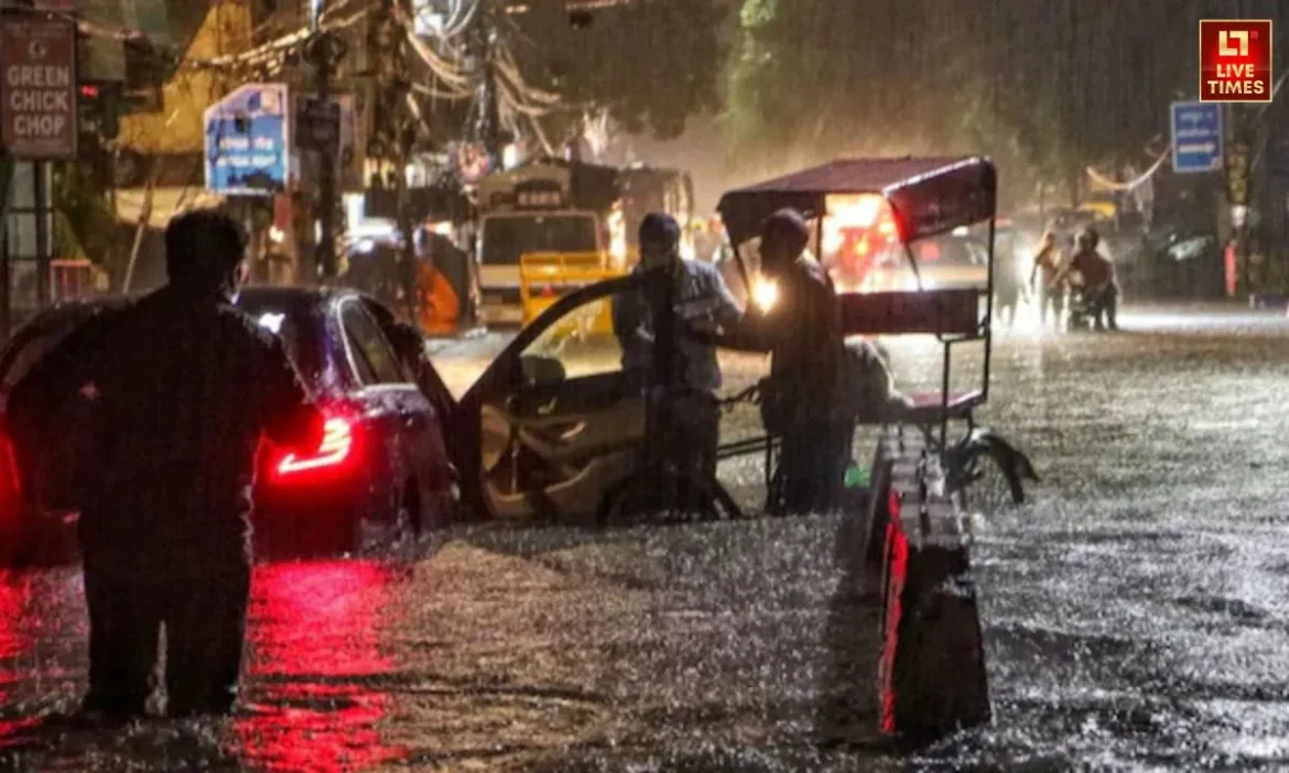 राजधानी समेत आस-पास के इलाकों में हो रही भारी बारिश से जन-जीवन अस्त-वयस्त. मौसम विभाग ने आने वाले कुछ दिनों के लिए जारी किया अलर्ट. जाने कैसे रहेंगे हालात.