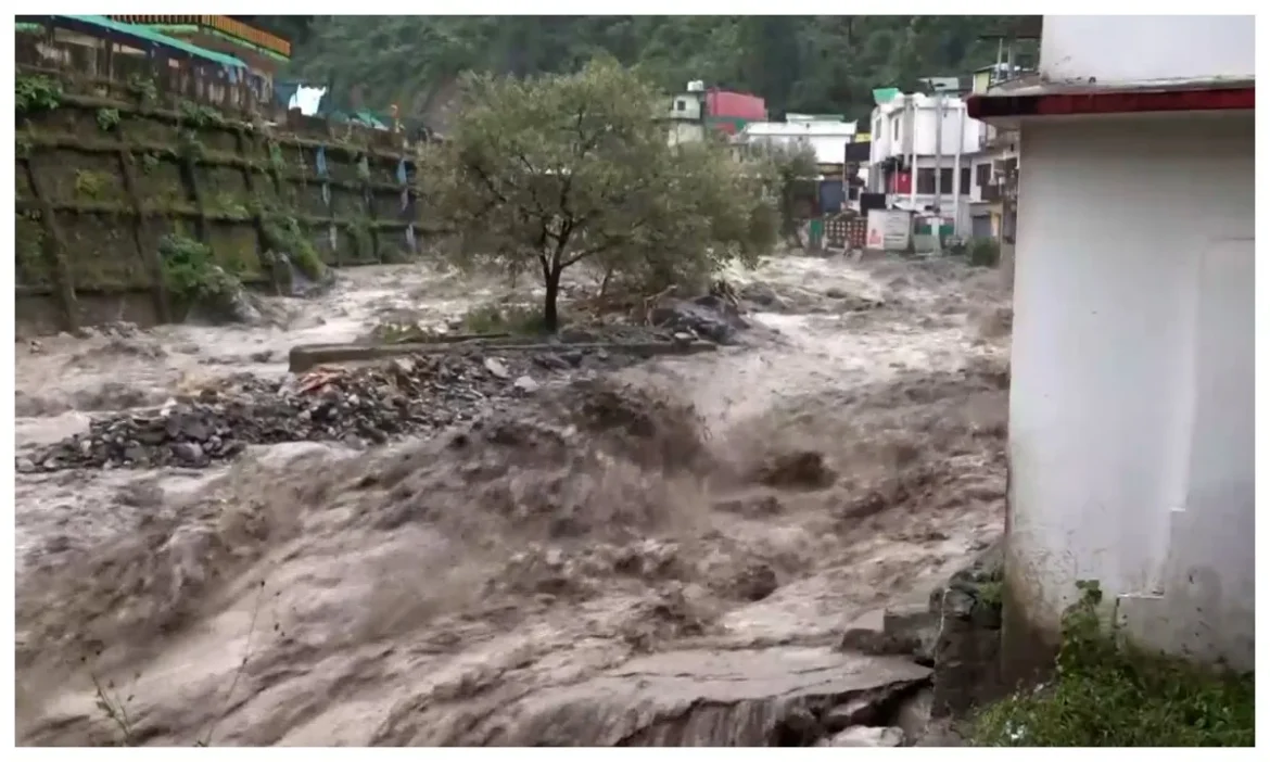 सोंग नदी में उफान, डूबा IT पार्क; देर रात देहरादून में बादल फटने से शहर में हाहाकार