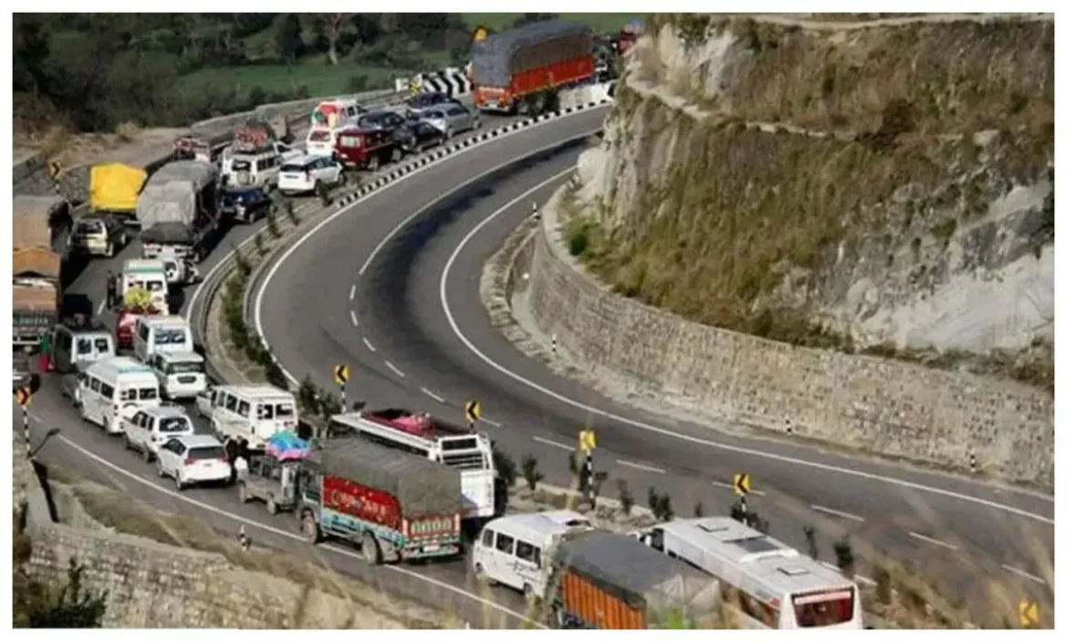 6 दिन बाद खुली राहत की राह! Jammu-Srinagar नेशनल हाईवे पर दौड़ी ज़िंदगी, लोकल लोगों ने ली चैन की सांस