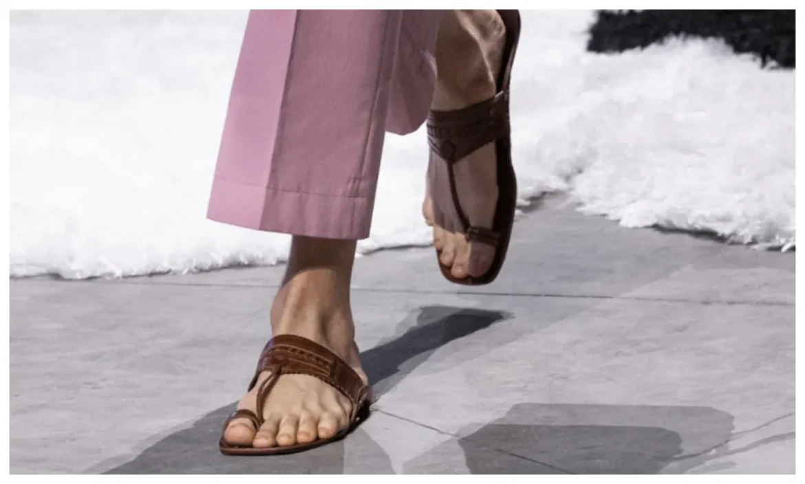 कोल्हापुरी चप्पल बनी फेस्टिव फैशन की शान, Prada की वजह से देश में फिर छा गया देसी स्टाइल!