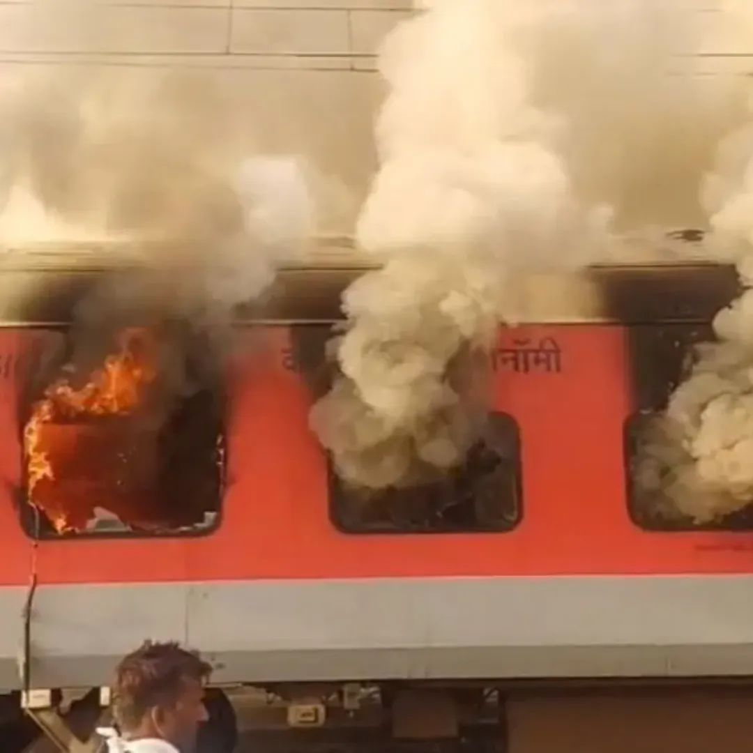 Fire breaks out in Garib Rath Express