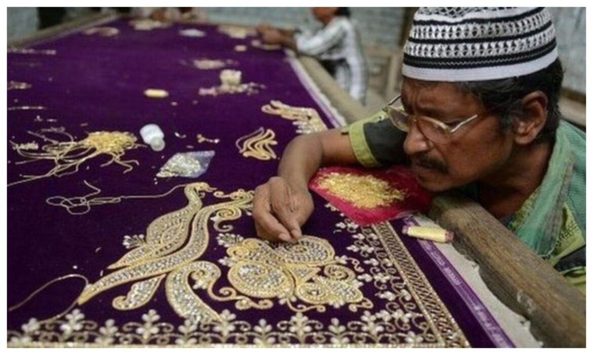 सोने की डोरियों के पीछे छिपा है दर्द, क्या आपने देखी लखनऊ के ज़रदोज़ी कारीगरों की अधूरी चमक?