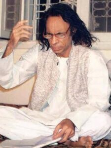 Read the heart-winning couplets of Jaun Elia