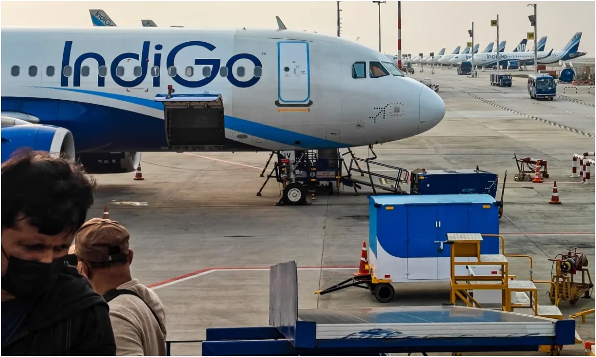 Indigo Flights की वजह से फिर हुआ लोगों को सिर दर्द, हालात सुधरने की आज भी उम्मीद कम