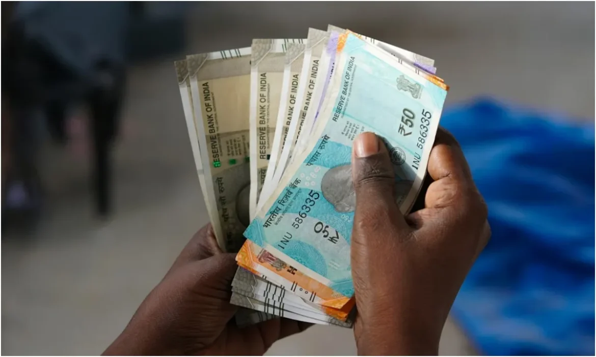 हिचकोले खाती रुपये की नाव! रिकॉर्ड लो से वापसी, जानें क्यों चमका आज का मार्केट मूड