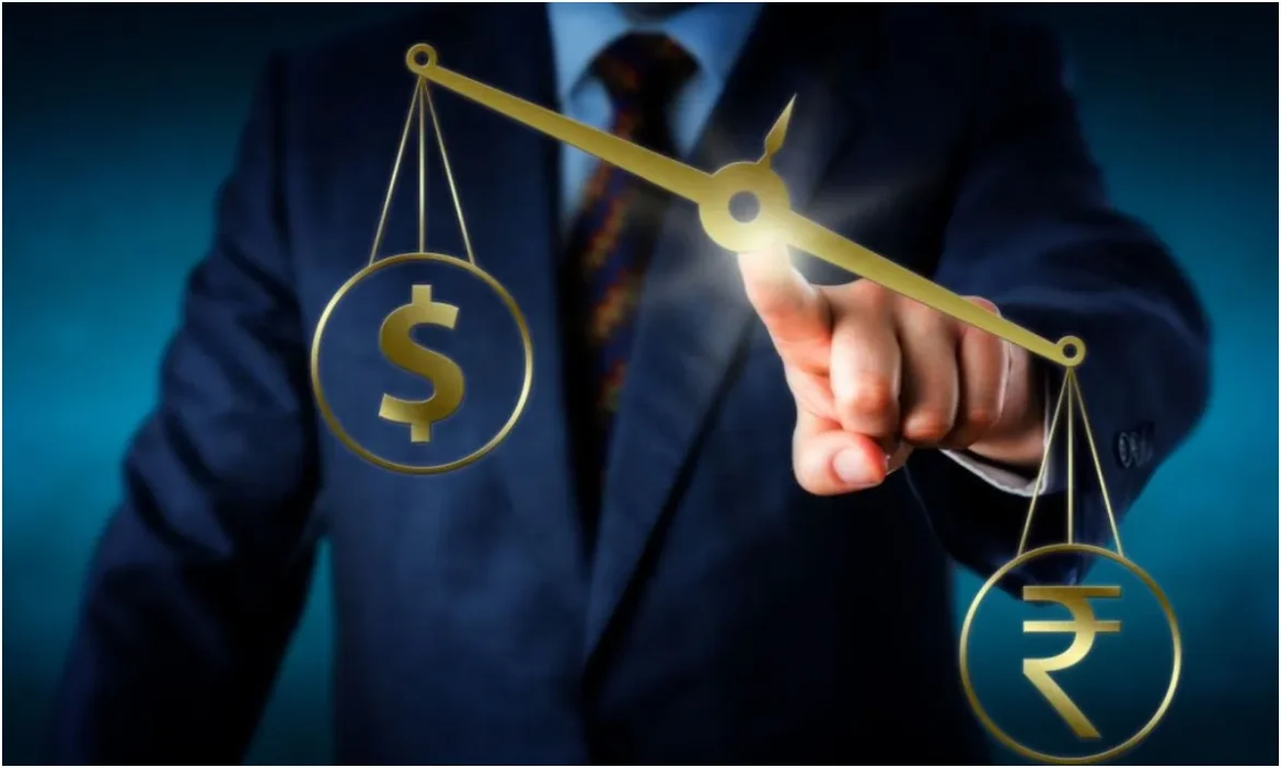 Dollar के सामने फिसलता ही जा रहा है रुपया, नए रिकॉर्ड लो लेवल पर पहुंचने से इन्वेस्टर्स को हुई चिंता