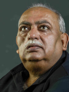 Read Munawwar Rana's timeless couplets.