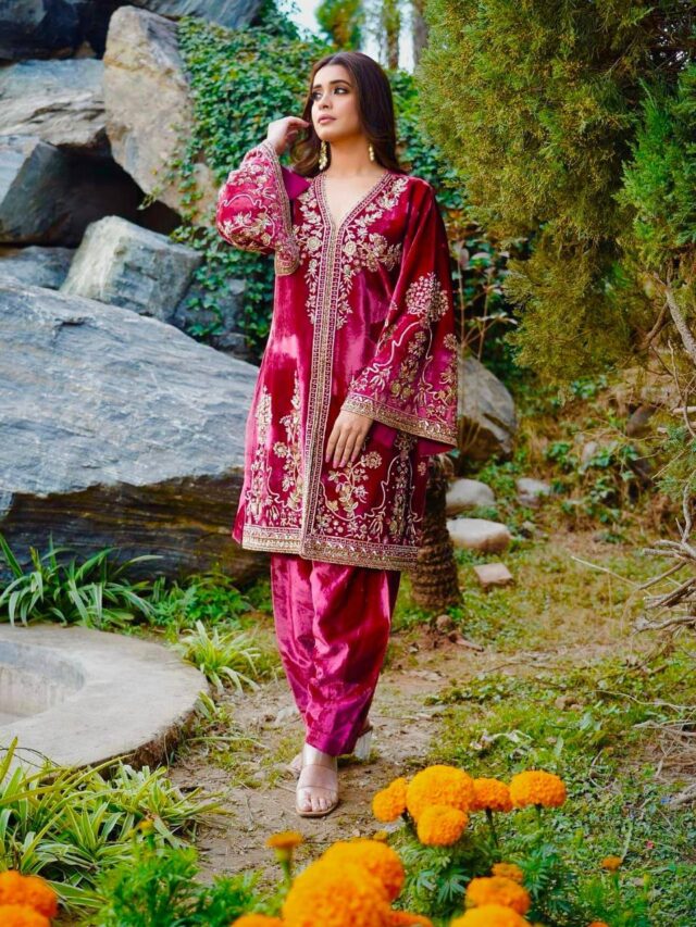 सर्दियों की शादियों में ठंड से बचने के साथ दिखाएं फैशन, इन Velvet Suit में हर उम्र की लड़कियों को मिलेगा रॉयल लुक