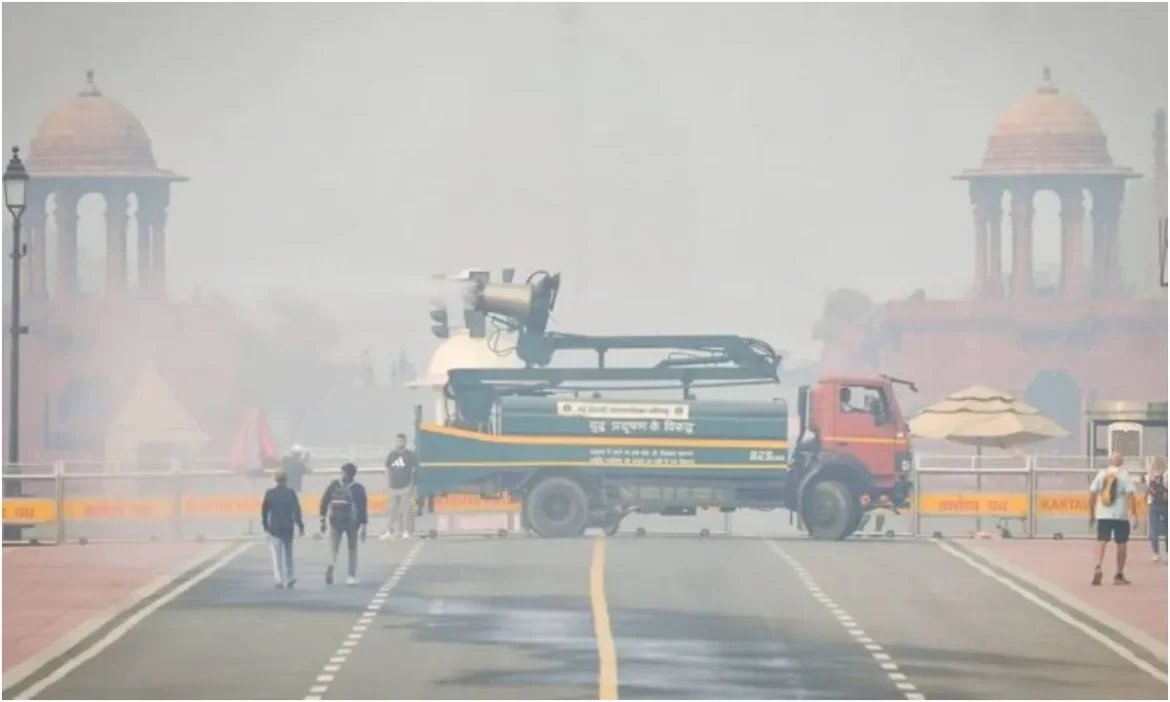 धुंध और ज़हरीली हवा से जूझ रही है Delhi, 150 से ज्यादा फ्लाइट्स पर असर और AQI भी बदतर