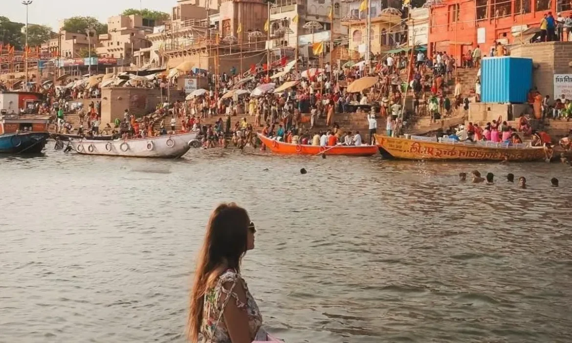 घूमने-फिरने वालों का नया अड्डा बना UP, टूरिस्ट की रिकॉर्ड तोड़ एंट्री के साथ 2025 में रहा फेवरेट शहर