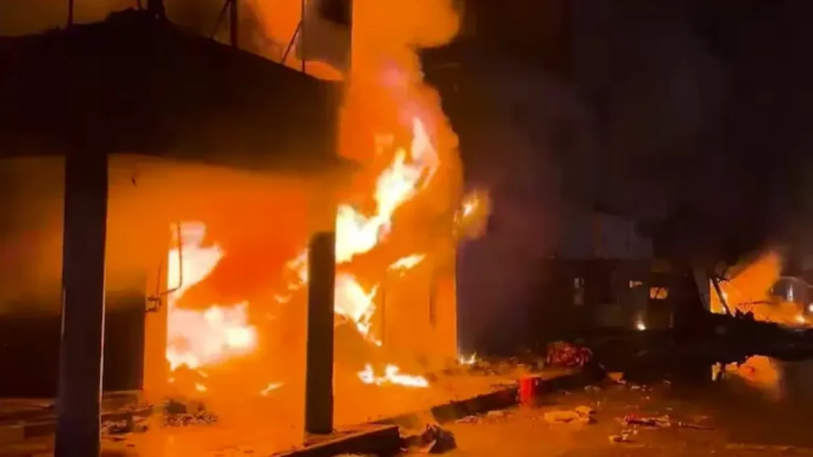 कराची अग्निकांड: मरने वालों की संख्या हुई 28, अब तक 80 लापता, अपनों की आस में मलबे के पास डटे परिजन