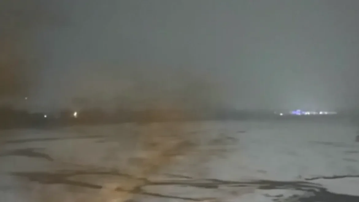 बर्फीले तूफान से ठप पड़ा अमेरिका, कई राज्यों में आपातकाल घोषित, लाखों घरों की बिजली गुल