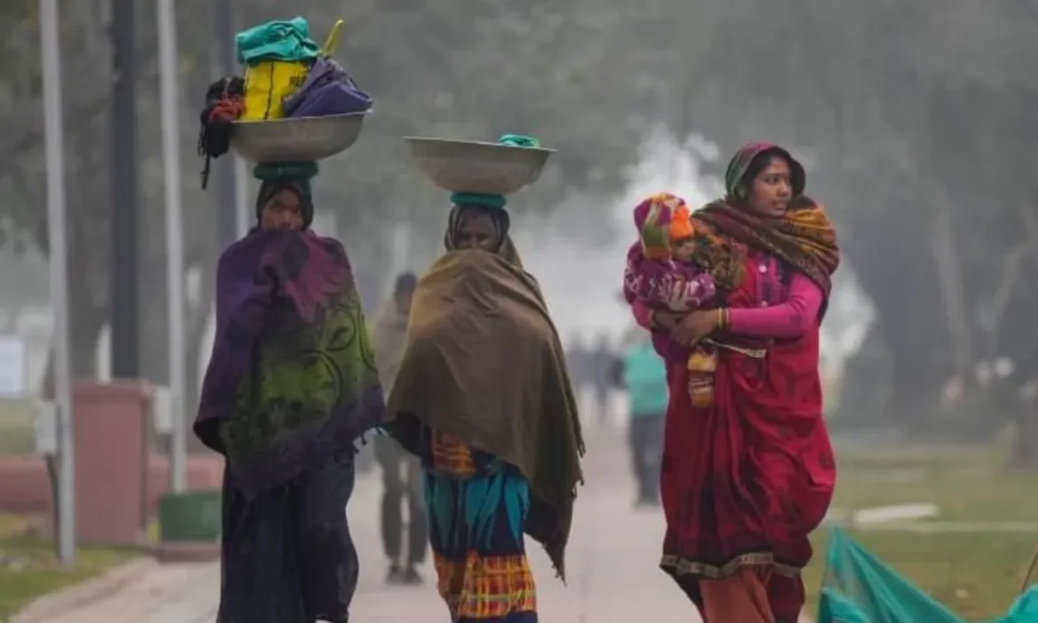 अरे बाप रे! Delhi-NCR में फिर से 'ठंड का अटैक', बादलों का डेरा और बारिश से बढ़ी कंपकंपी, जानें कब मिलेगी राहत?