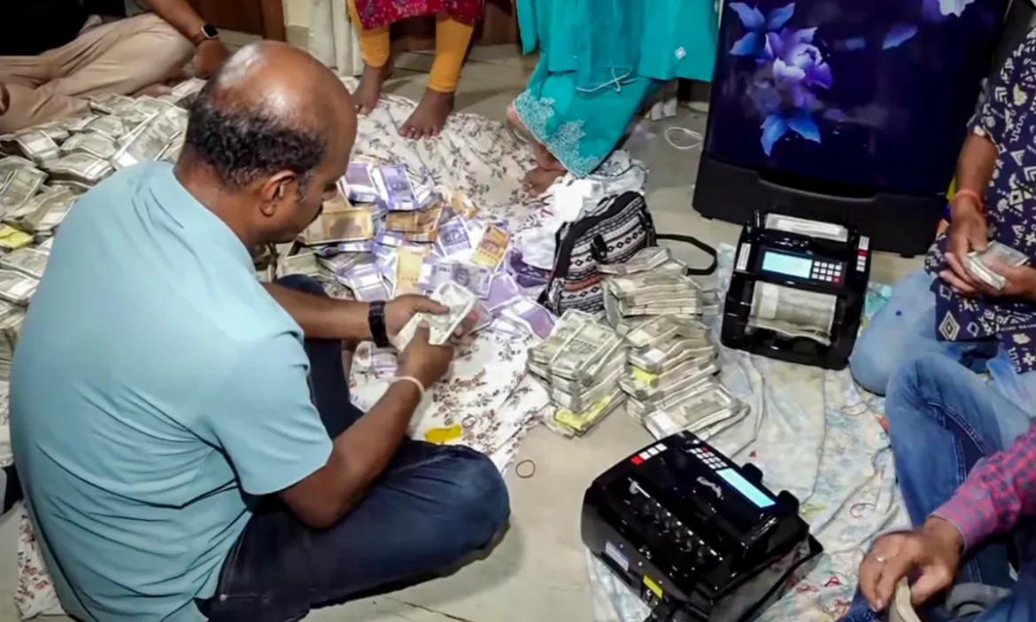 भ्रष्टाचार पर प्रहार: ट्रॉली बैगों में ठूंसे मिले करोड़ों रुपये, ओडिशा के डिप्टी डायरेक्टर (माइंस) देबब्रत मोहंती गिरफ्तार