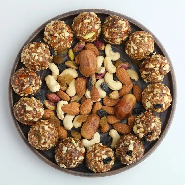 Date and dry fruit laddus