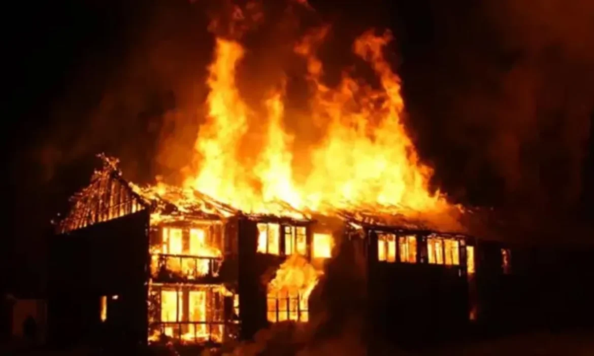 मेरठ में कपड़ा कारोबारी के घर में लगी भीषण आग, 6 की मौत, जिंदा जल गए 5 बच्चे और एक महिला, योगी ने जताया शोक